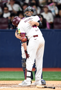 [포토]두산 포수 양의지, 투수들 제구력 난조에 키움 타자들 달래기