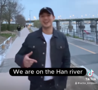 학폭 논란으로 韓 떠난 지수, 한강에서 포착