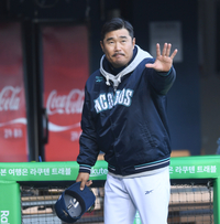 [포토] 상대 코치에 인사하는 이호준 감독