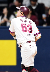 [포토]역전 홈런 넘기는 키움 최주환