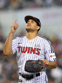 [포토]세리머니 하는 LG 선발 치리노스