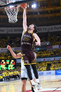 ‘리바운드왕의 면모’ 마레이 더블더블 ‘맹활약’…LG, 챔프전 진출 확률 ‘77.8%’ 잡았다