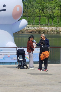 김민희-홍상수, 아들과 산책 모습 포착…여전한 ‘내로남불 ♥’