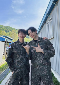 조권-이준호, 변함없는 ‘열혈남아’ 우정 과시…예비군 훈련 중 포착