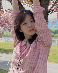 “꽃보다 아름다워”… 다비치 강민경, 겹벚꽃마저 질투할 ‘인간 벚꽃’ 강림 [★SNS]