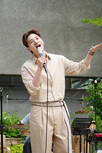 성수동에 멜로망스 떴다…‘아무 날의 서프라이즈’ 깜짝 버스킹