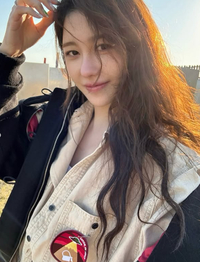 이지아, 햇살 아래 빛나는 여신 비주얼... 캐주얼 패션도 완벽 소화