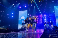 “다같이 ‘뱅뱅뱅’ 불렀다”…GD·태양, 대성 콘서트 깜짝 출연