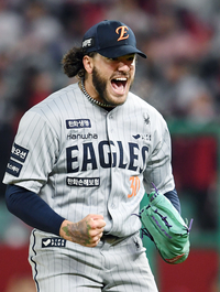 ‘에이스의 품격’ 한화 폰세, 1회 넘어지는 위기에도 7이닝 무실점 ‘역투’ [KBO 진기명기]