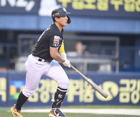 [포토] 황재균 ‘주자는 3루까지 보냈어’