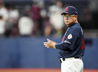 [포토]3연승에 박수를 보내는 롯데 김태형 감독