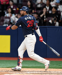 [포토]롯데 레이예스, 키움 김서준 상대 적시타