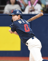 [포토]내야안타로 추가점 뽑아내는 롯데 황성빈