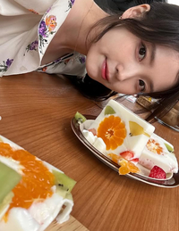 아이유, 따스한 햇살 아래 빛난 미모…5월의 설렘 전해 [★SNS]