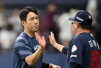 [포토]3연승 하이파이브 나누는 롯데 김태형 감독과 전준우