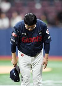 [포토]팬들을 향해 인사하는 롯데 김태형 감독