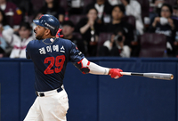 [포토]9회 추가점 뽑아내는 롯데 레이예스