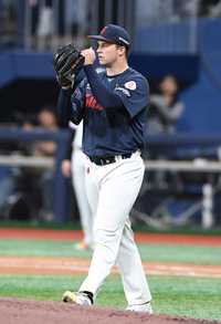 [포토]더블 플레이로 위기 넘기는 롯데 선발 데이비슨