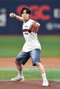 [포토]가수 도하, 롯데-키움 경기 시구