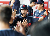 [포토]추가 득점 올린 롯데 황성빈