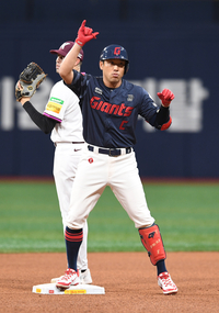 [포토]2루타로 득점 기회 만드는 롯데 전준우