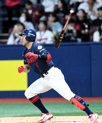 [포토]2루타로 득점 기회 만드는 롯데 전준우