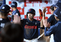 [포토]선취 득점 올린 롯데 황성빈