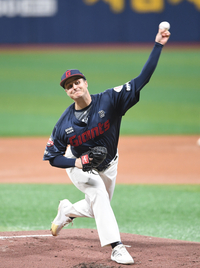 [포토]힘차게 공 뿌리는 롯데 데이비슨