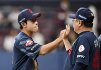 [포토]하이파이브 나누는 롯데 김태형 감독과 황성빈