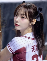 글로벌 치어리더 하지원, 라쿠텐걸스 유니폼으로 새로운 매력 발산