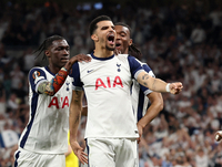 손흥민 클럽커리어 첫 우승 꿈 이루나…토트넘, 유로파리그 4강 1차전서 대승→‘발 부상’ SON 현장 관전 ‘함박웃음’