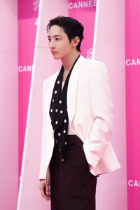 ‘칸’ 홀린 이수혁, #포스 #매너 #패션센스…K-배우 ‘비주얼의 정석’ 뽐내