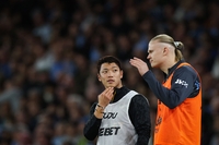 ‘부상 신음’ 황희찬 3G만 컴백에도…‘5분 출전+볼터치 2회’→울버햄턴, 맨시티에 0-1 패 ‘연승행진 마감’