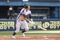 “잠실에서 홈런을 치네요” 국민타자도 놀란 정수빈 홈런→‘어부바 세리머니’에도 ‘함박웃음’ [백스톱]