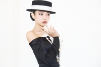 “제니 ‘멧갈라’ 의상, 장인들이 330시간 이상 들여 완성했다”