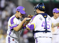 [포토]승리를 지켜낸 두산 김택연