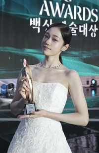 노윤서, 백상 신인상 수상 소감과 함께 뽐내는 순백의 꽃  같은 미모