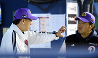 [포토]박석민 코치와 이야기 나누는 두산 이승엽 감독