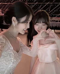 순백의 드레스로 멋낸 아이유, 백상 무관에도 아역배우들과 함께!