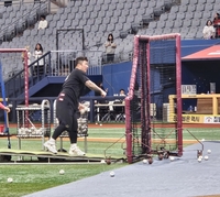 “선발 뺐더니 저기서 던지네” 맏형 최형우는 쉬지 않는다…동료 위해 배팅볼 투수 등판 [SS고척in]