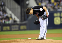 [포토]모자를 벗어 친정팀 팬들을 향해 인사하는 김강률