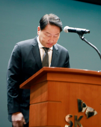 고개 숙인 최태원 회장 “SKT 해킹 사태 뼈아프게 반성…문제 해결에 최선”