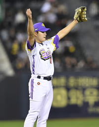 [포토]승리 지켜내는 두산 김택연