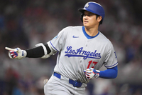 오타니, 멀티히트+1홈런 2타점 ‘폭발’…올시즌 ML 첫 ‘10-10’ 주인공