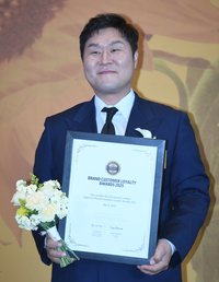 [포토] 윤경호, 고객충성도 대상 남자배우(신스틸러)상 수상