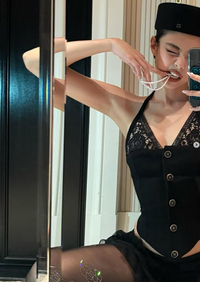 제니, ‘모자’로 완성한 파격 패션……‘인간 샤넬’의 끝없는 변신