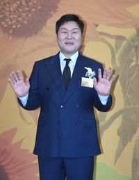 유승목, 마침내 백상을 품었다…오랜 시간을 견딘 배우에게 돌아온 가장 깊은 박수
