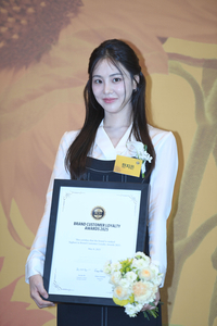 [포토] 한지은, 여자배우(핫트렌드)상 수상