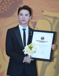 [포토] 김준수, 고객충성도 대상 뮤지컬배우(남) 수상