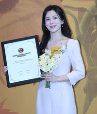 [포토] 정선아, 고객충성도 대상 뮤지컬배우(여) 수상